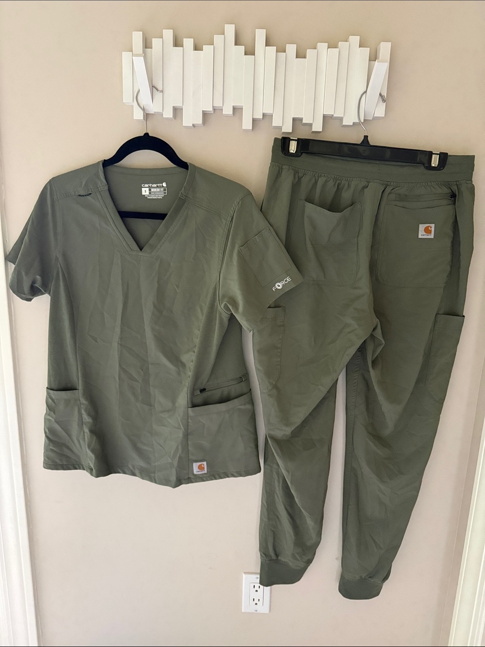 Carhartt Olive Green Women's Scrub S Top M Jogger Pants omen's Set